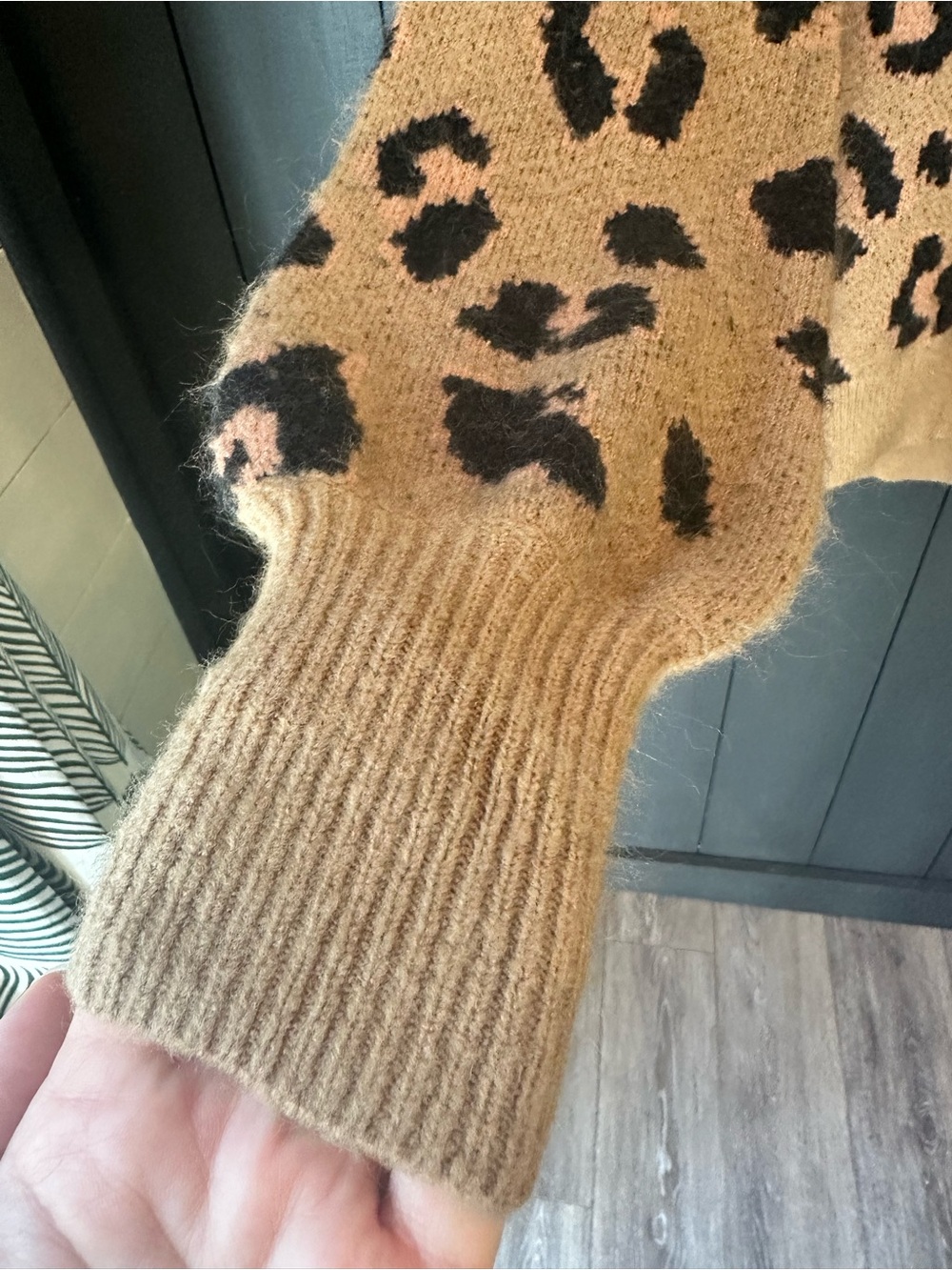 Guess Cheetah Leopard Print V Neck Fuzzy Sweater, Sz XS - Picture 6 of 13